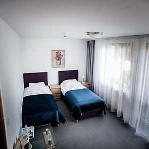 Pokój z dwoma pojedynczymi łóżkami